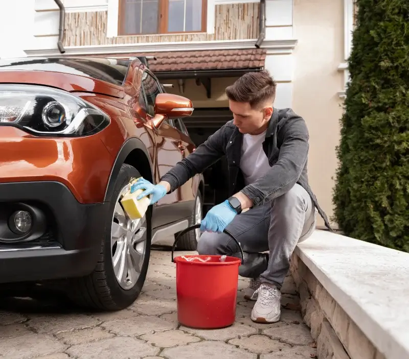 Lavage auto à domicile Flayat : professionnel intervenant sur un véhicule